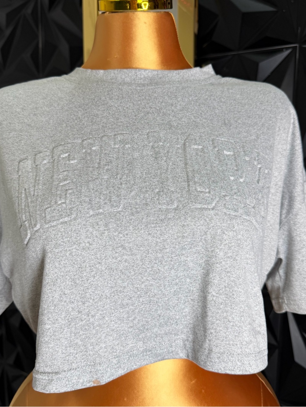 🔥🎽Women’s Embossed Grey Short Sleeve Crop Tee